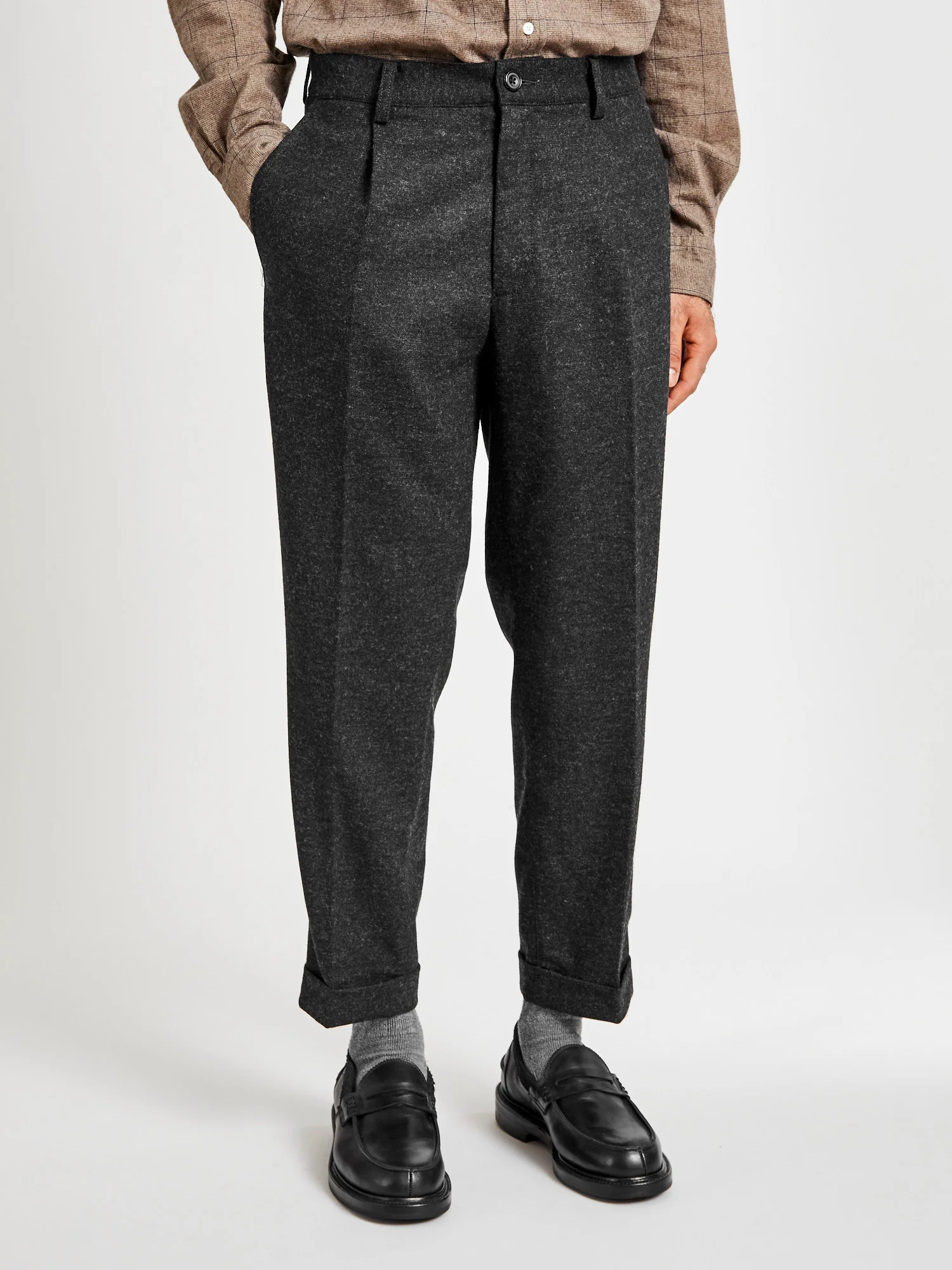 1-Pleat Wool Cashmere Trouser in Charcoal - Image 2