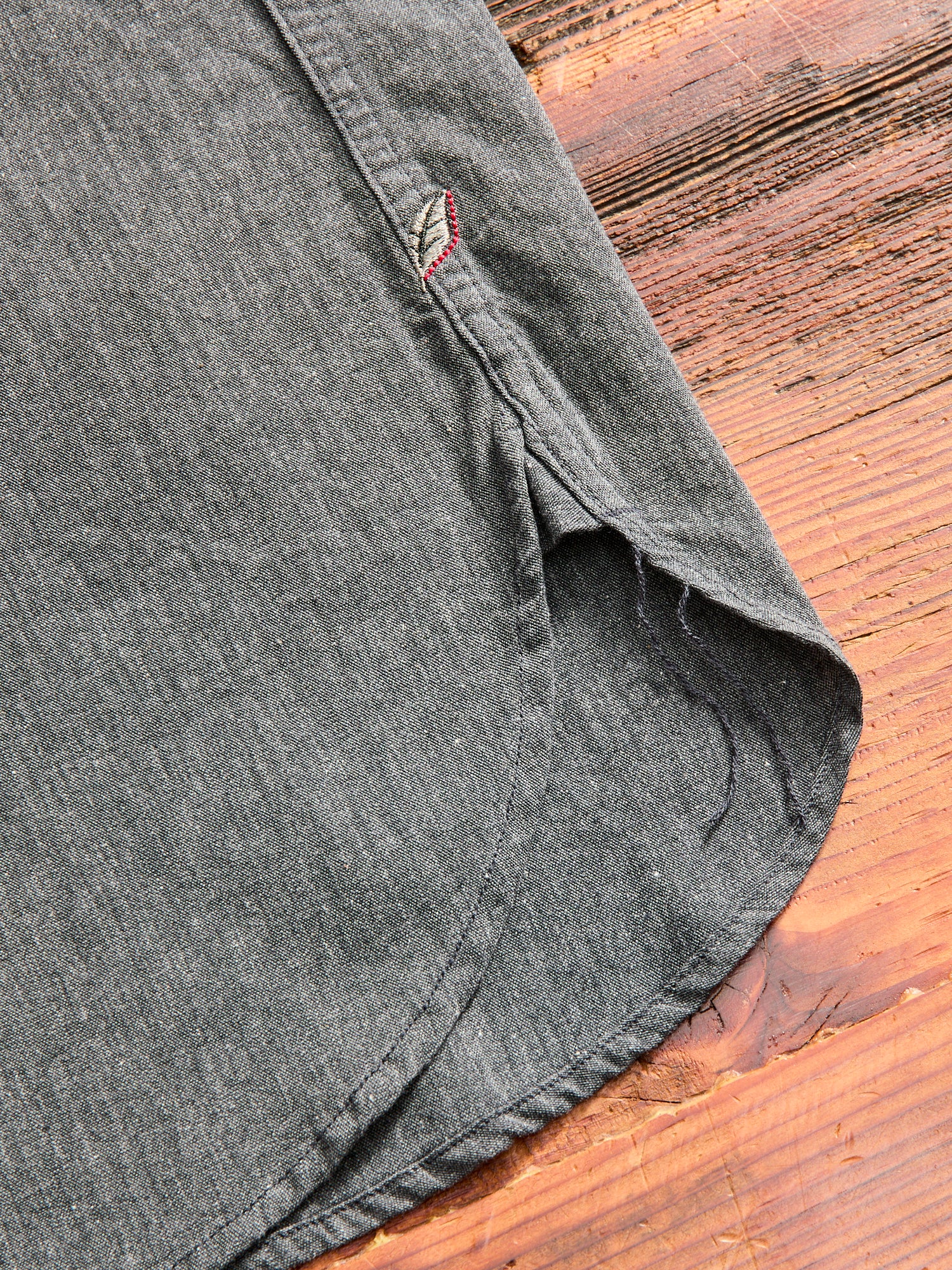 Chambray SS Curved Pocket Shirt in Heather Black - Image 8