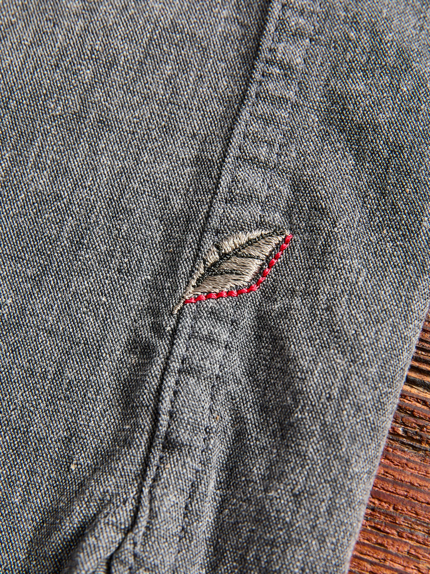 Chambray SS Curved Pocket Shirt in Heather Black - Image 9