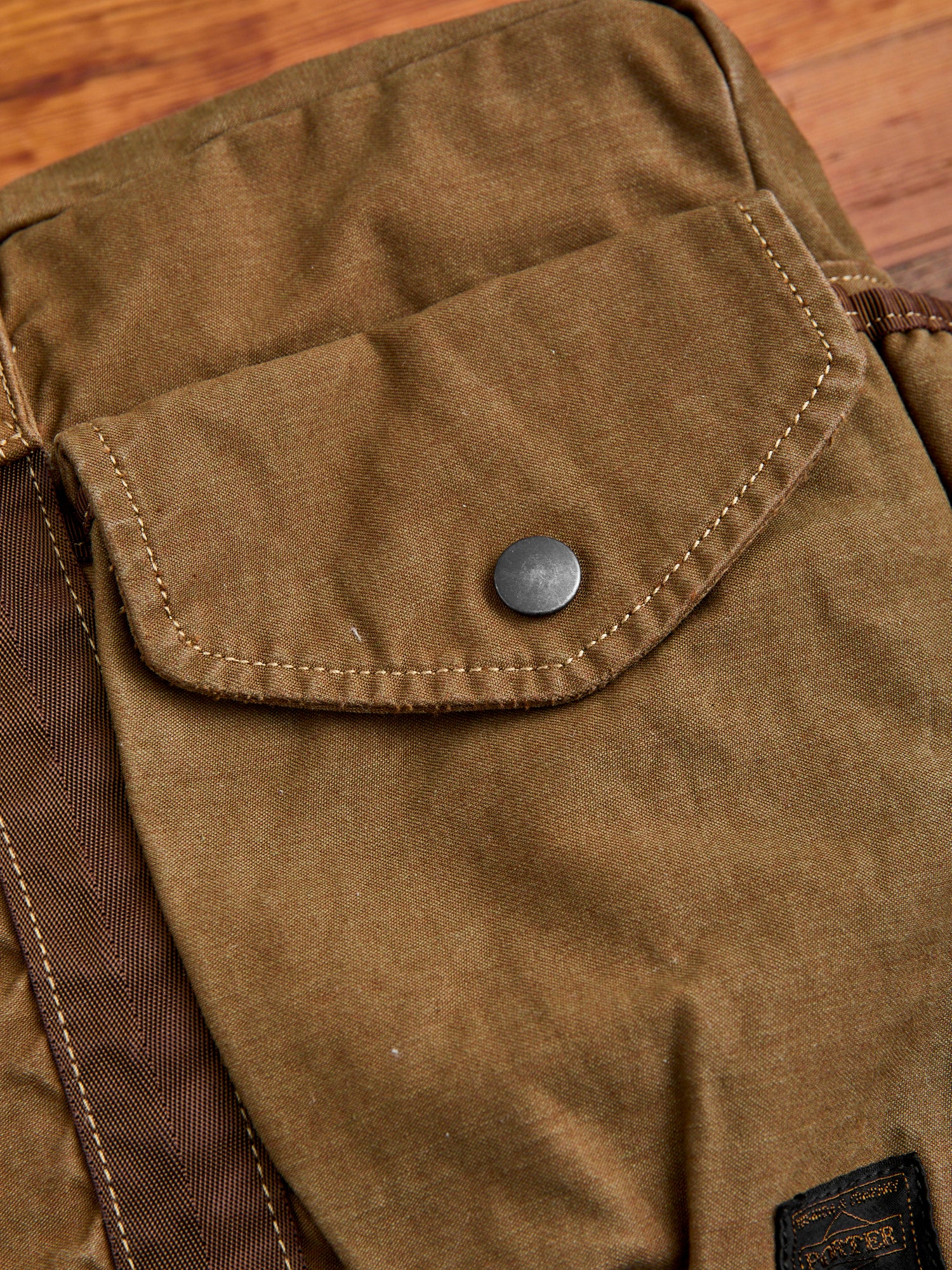 "Crag" 2-Way Boston Bag (S) in Coyote - Image 6