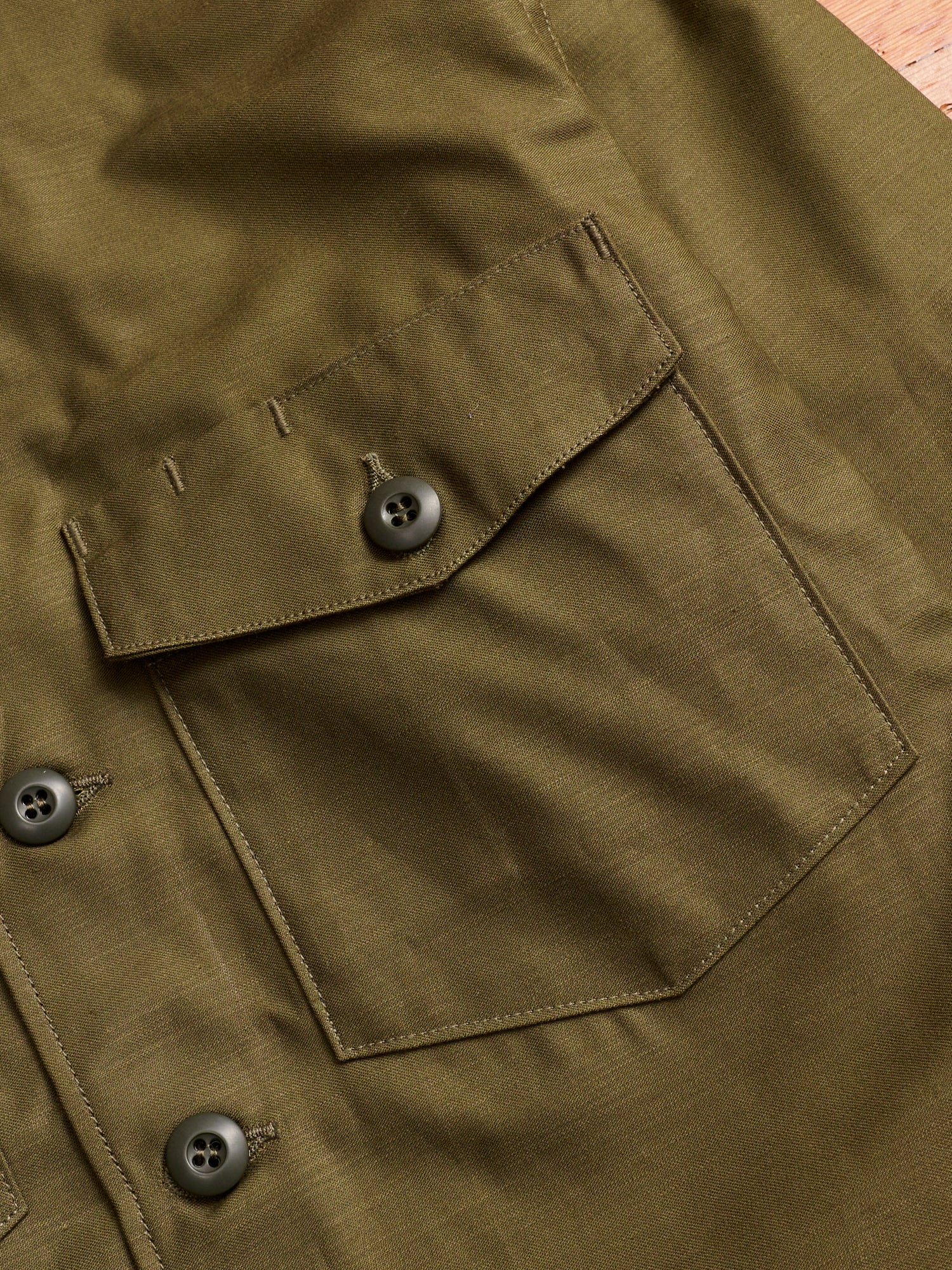 Gardener Half Overshirt in Olive Military Satin - Image 4