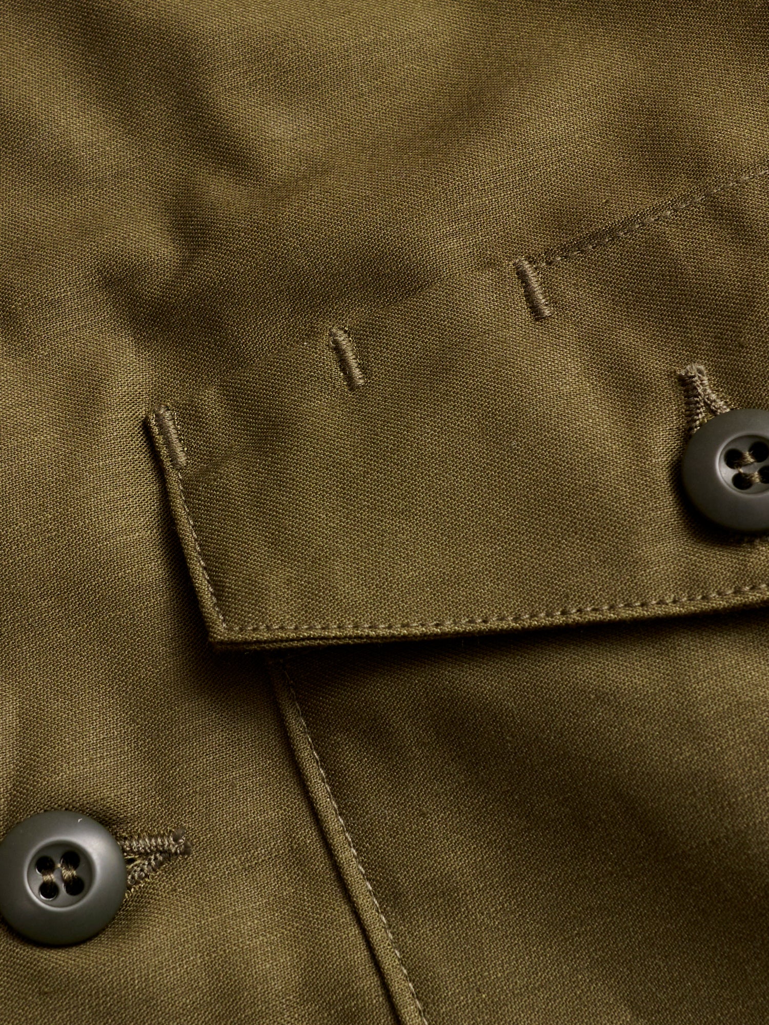 Gardener Half Overshirt in Olive Military Satin - Image 5