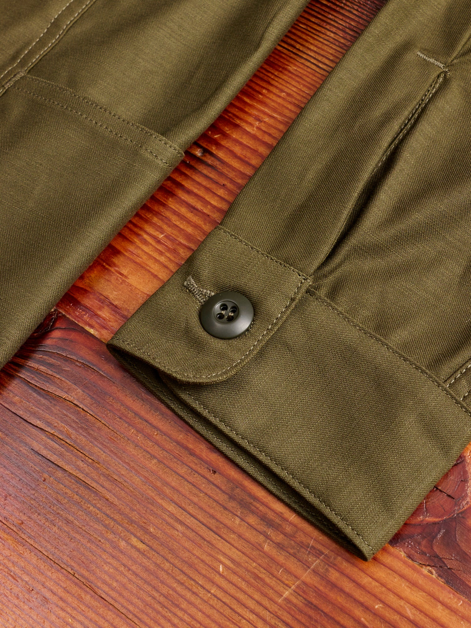 Gardener Half Overshirt in Olive Military Satin - Image 7