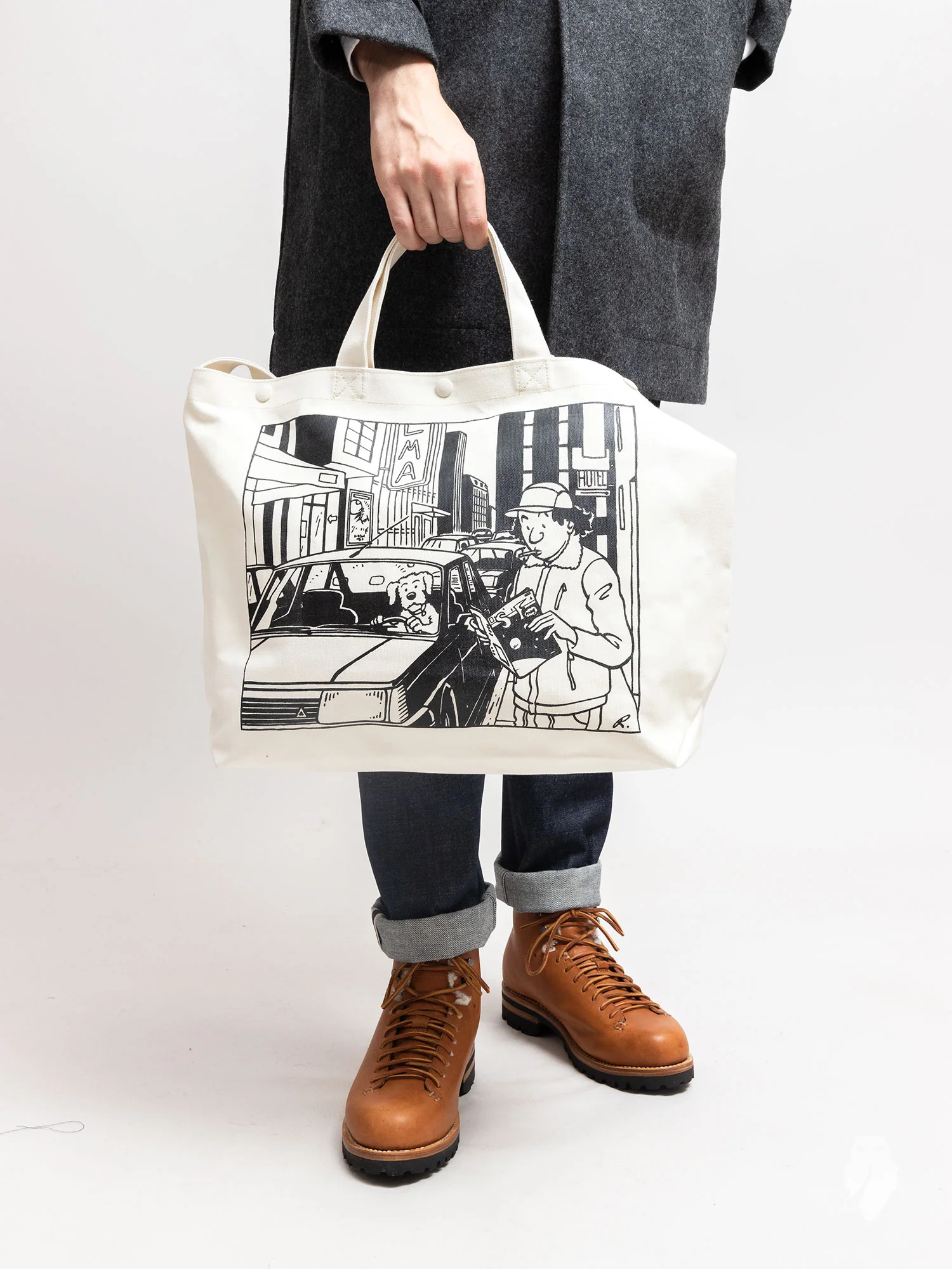 Graphique Tote Bag in City - Image 2