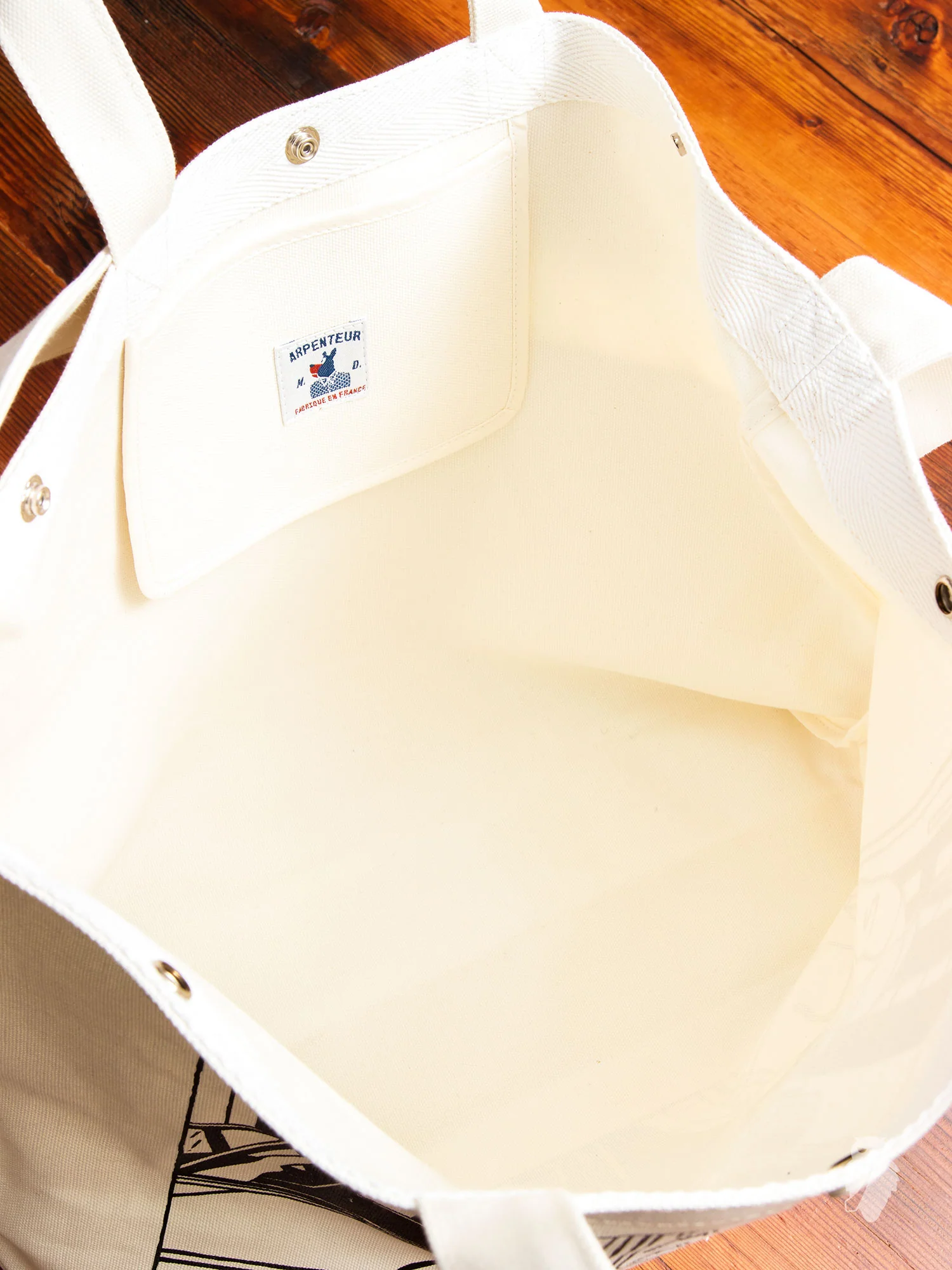 Graphique Tote Bag in City - Image 6