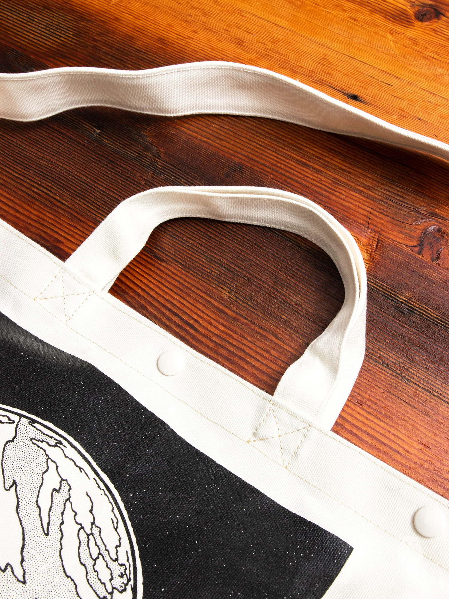 Graphique Tote Bag in Planet - Image 5