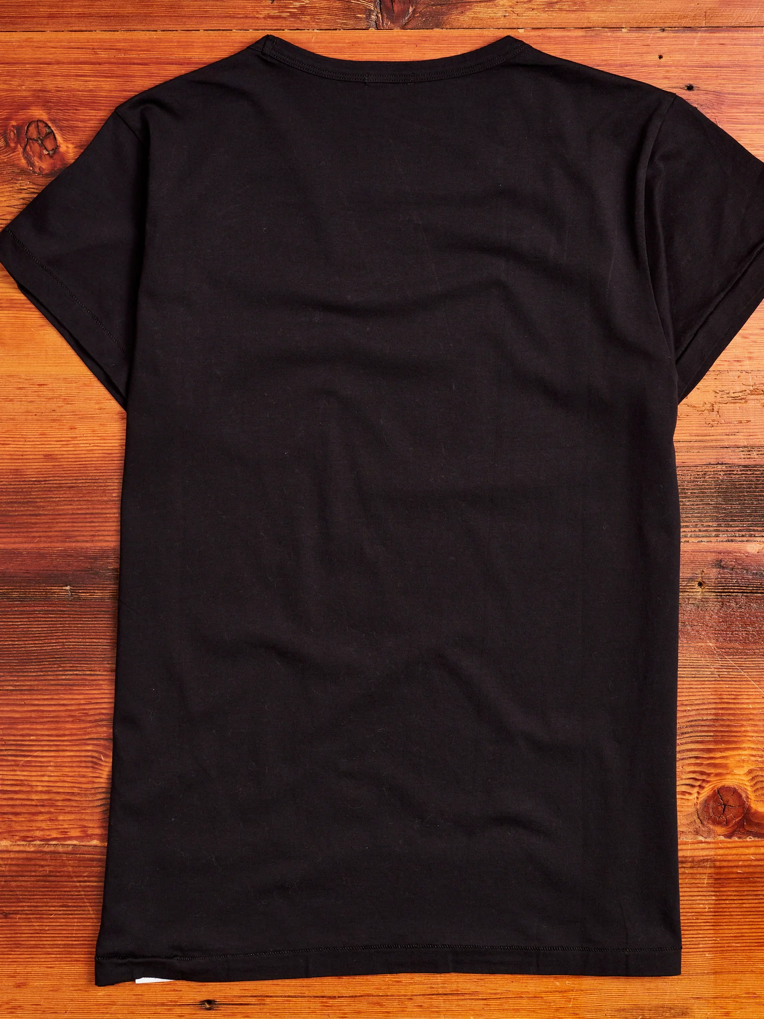 Organic Cotton Tubular Pocket T-Shirt in Black - Image 7