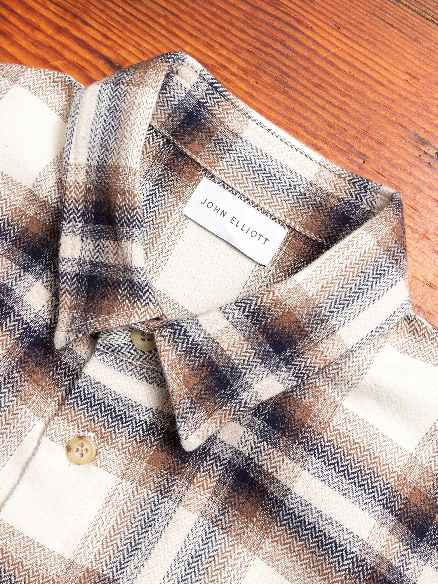 Sly Straight Hem Flannel in Natural x Navy - Image 2