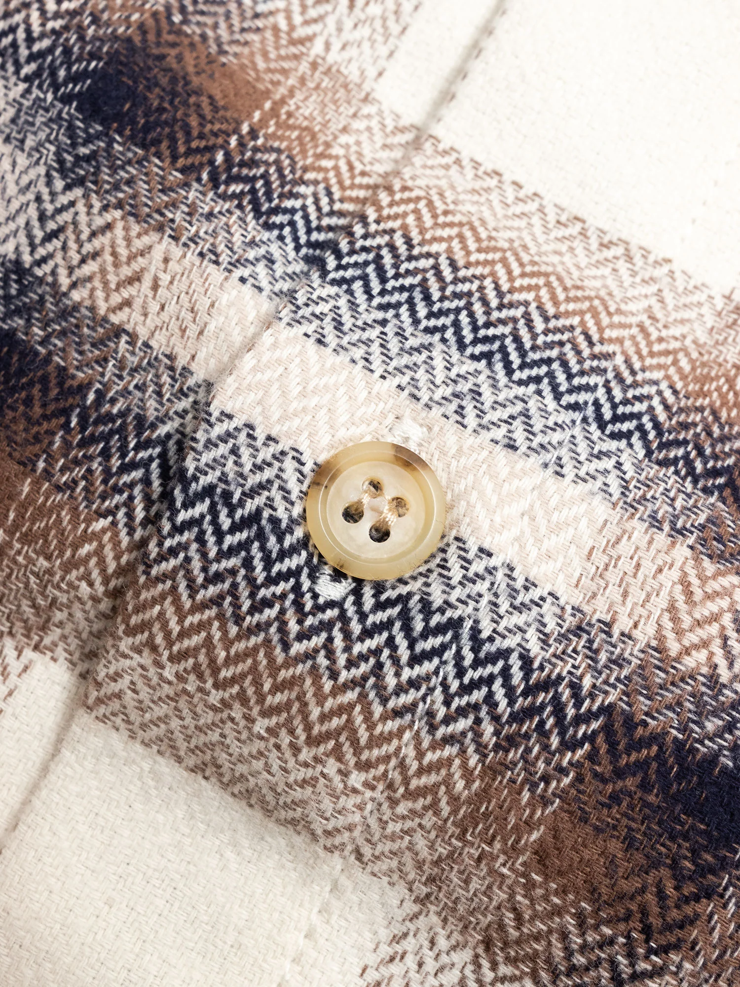 Sly Straight Hem Flannel in Natural x Navy - Image 4