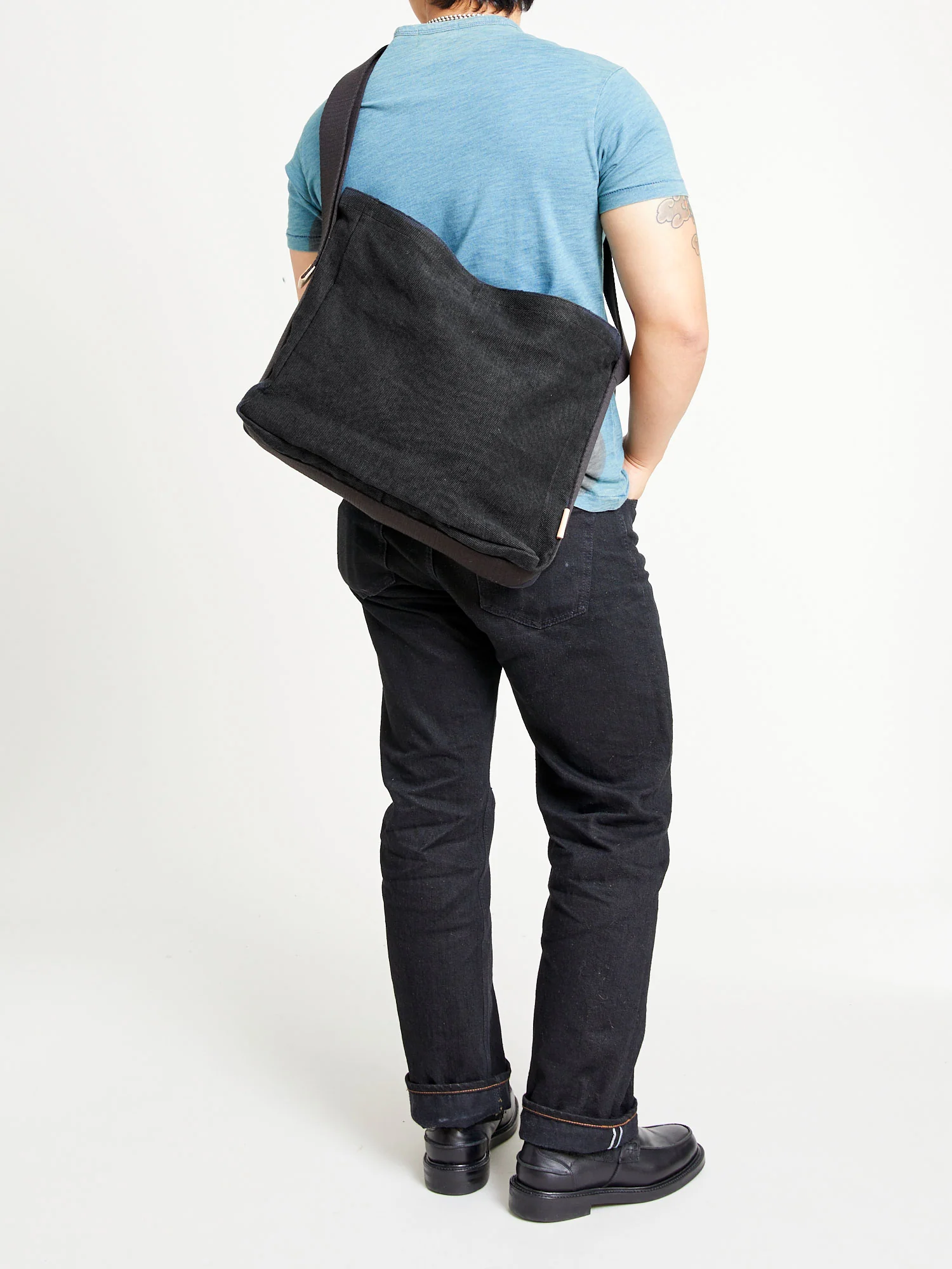 Square Shoulder Bag in Black - Image 10