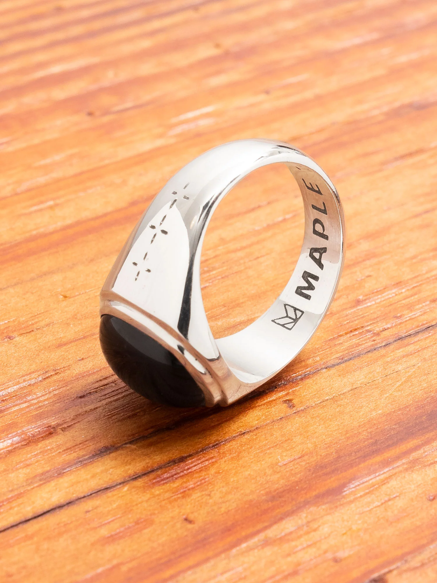 Tommy Signet Ring in Silver/Onyx - Image 2